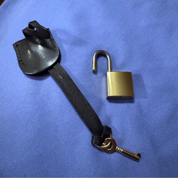 ETRO Lock & Key Set with Leather Clochette Strap - Picture 2 of 6